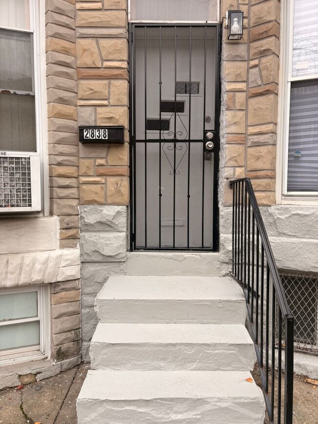 Building Photo - Spacious Baltimore Rowhome with Modern Updates – Available Now in Reservoir Hill