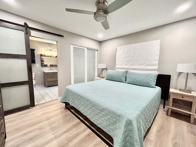 King bedroom with ensuite - 121 Hollywood Ave