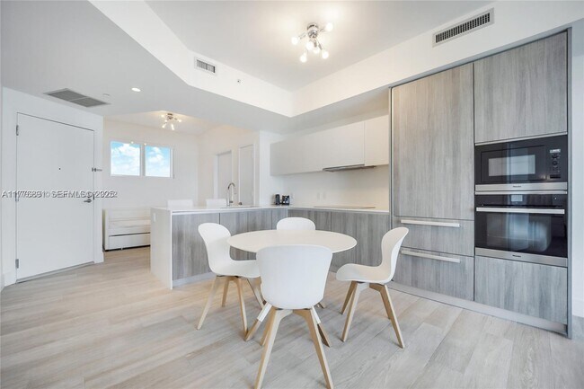 Building Photo - 2900 NE 7th Ave