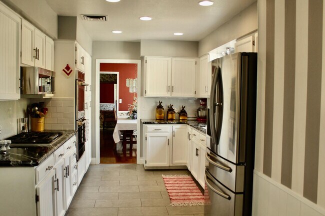 Building Photo - 2041 E Gary Cir