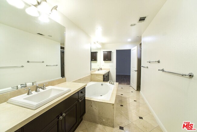 Building Photo - 5625 Crescent Park W