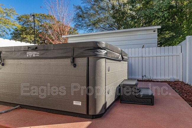 Building Photo - 512 N Pineview Ave