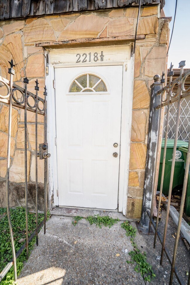 Building Photo - 2218 1/2 Chapman St