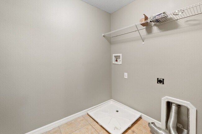 Building Photo - 4/2.5 Town Home w/ Loft and Office in Harr...