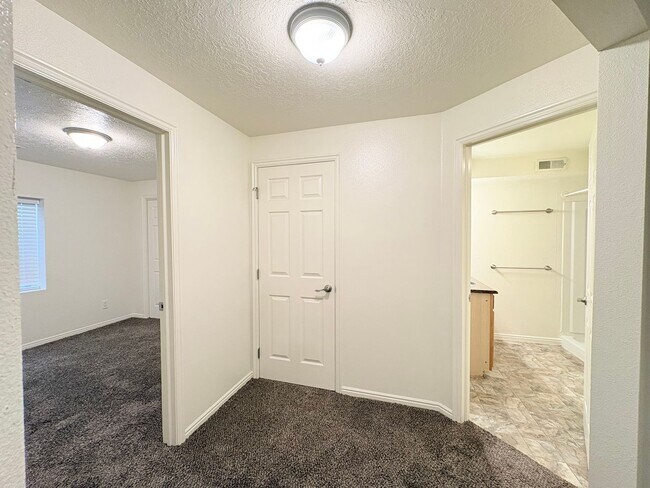Building Photo - 334 W Mountain View Dr