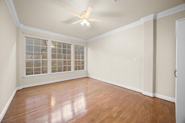 Building Photo - 823 E 38th St