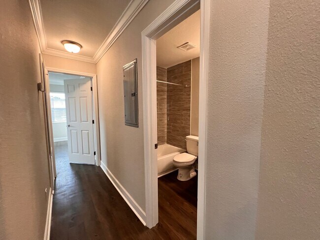 Building Photo - Woodgate Blvd, Unit 107