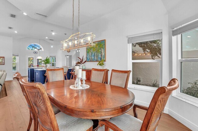 Building Photo - 8951 SE Marina Bay Dr