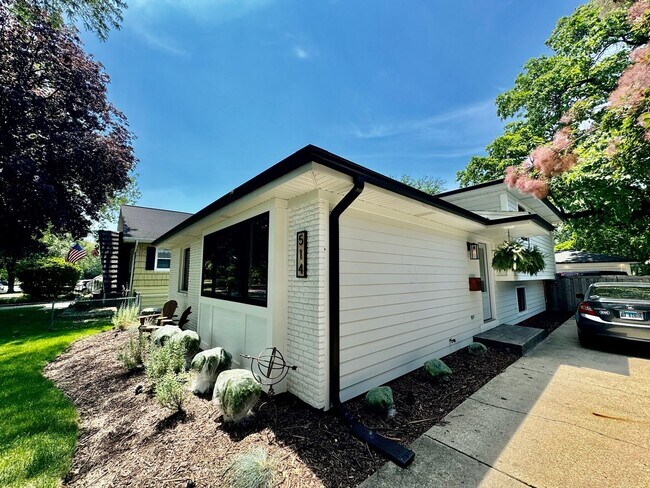 Building Photo - Home in Villa Park