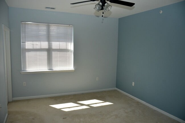 Building Photo - ENJOY CAREFREE LIVING AT IT'S BEST W/ PRIME LOCATION NEAR TOWN CENTER!!