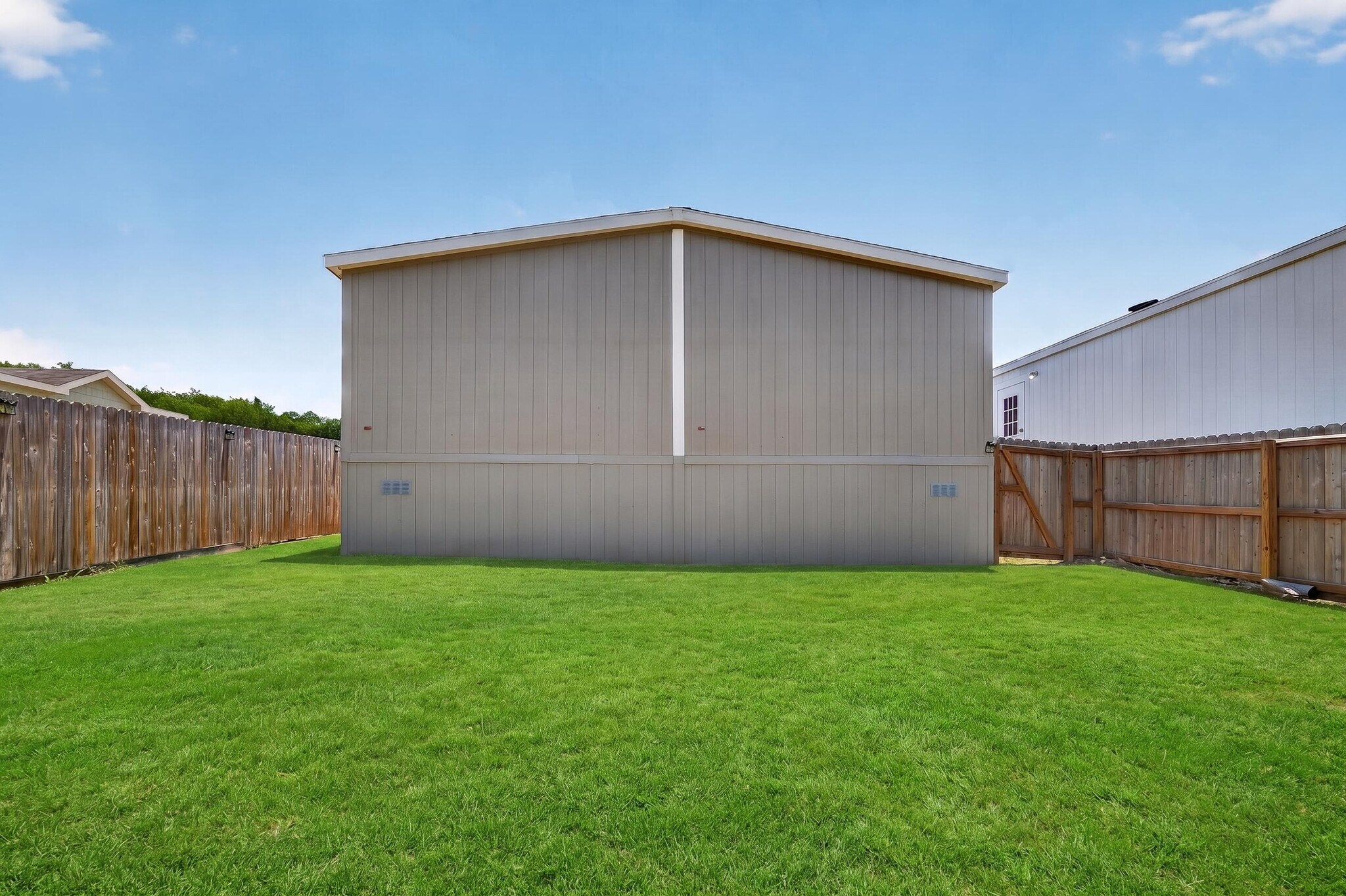 Building Photo - 2033 Daisy Lou
