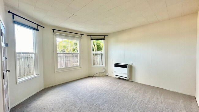 Building Photo - Sweet ground floor 1 Bedroom with a Sunny Wrap Around Deck and In-Unit Washer & Dryer