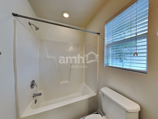 Building Photo - 704 Marjam Ln