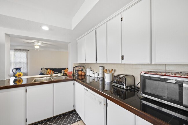 Building Photo - Flamingo Estates - single family home, close to Downtown and pet friendly!