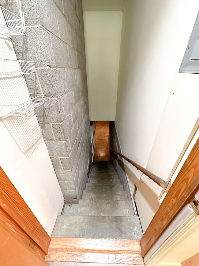 Building Photo - 3 Bedroom House: Walking Distance to Campu...