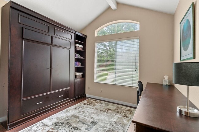 Building Photo - Furnished Bear Brand condo with Walkabilit...