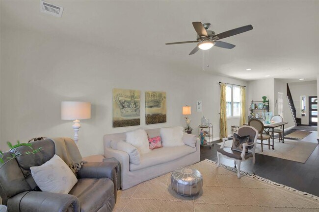 Building Photo - 305 Satsuma Dr