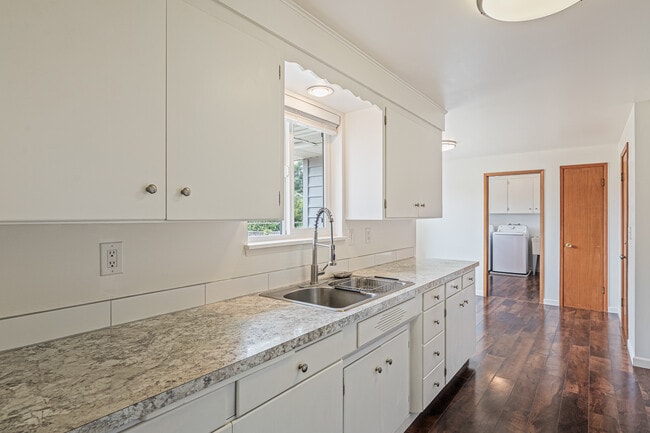 Building Photo - 4802 S 73rd St
