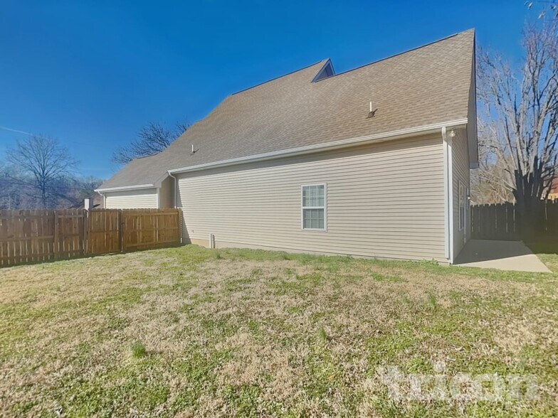 Building Photo - 2013 Mansker Dr