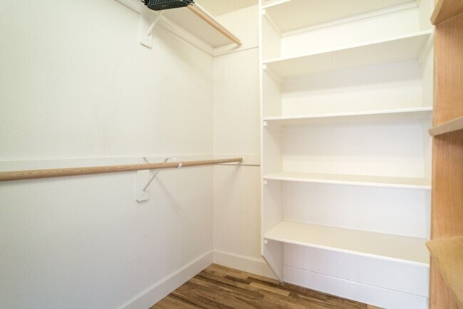 Building Photo - Escape to the Country, Spacious Contemporary in Wilsonville with Shop