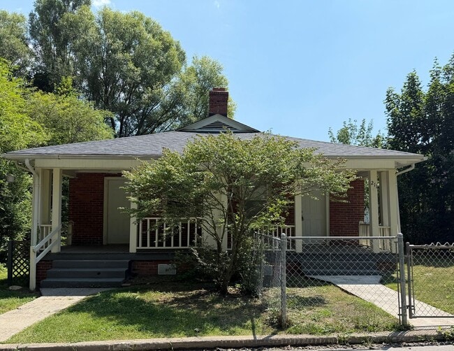 Building Photo - Swannanoa - Newly Renovated Beacon Village Cottage