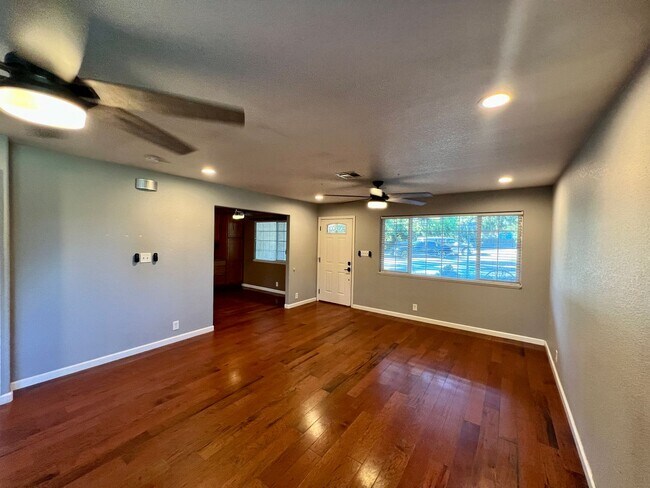 Building Photo - Well maintained single story on over half an acre lot!