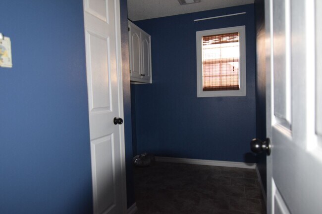 Building Photo - 3900 Bristol Ln