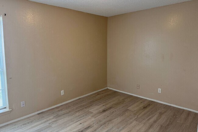 Building Photo - 1901 W Wenonah Blvd