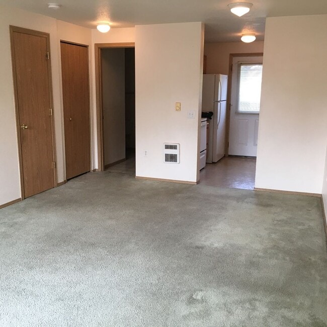 Building Photo - Nice 2 Bedroom, 2 Bath Apartment in Newberg- Pet Friendly!