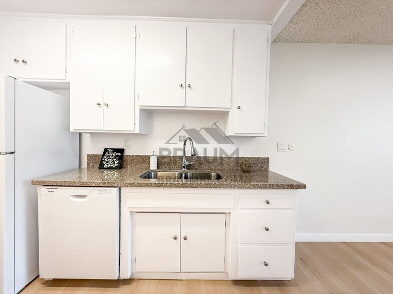 Building Photo - 6041 Whitsett Ave