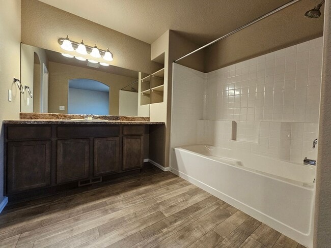 Building Photo - 3 bed-3 bath Townhome with AC!!!