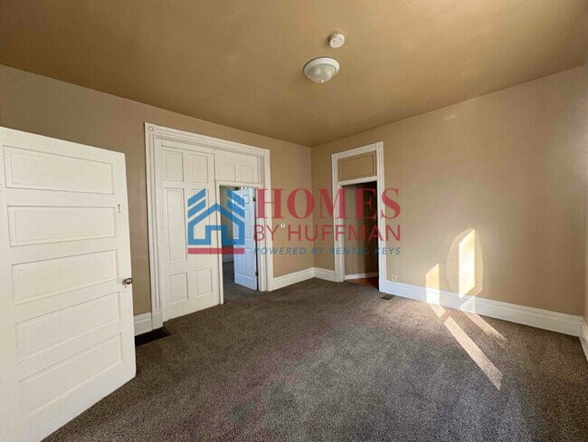 Building Photo - Three Bedroom House | Move in Ready