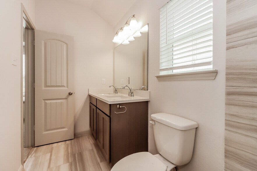 Building Photo - 7923 Cypress Country Dr
