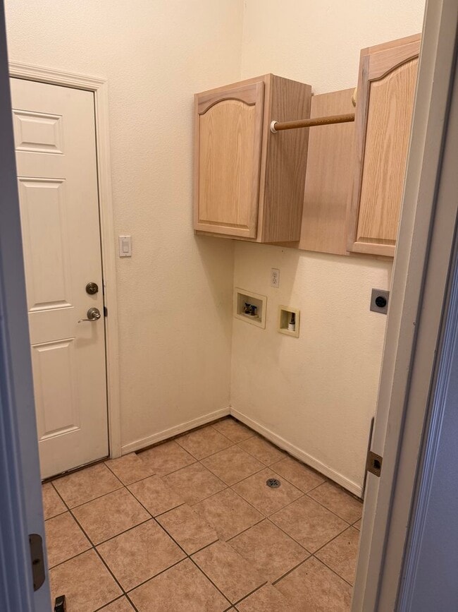 Building Photo - Updated 3 bedroom rental