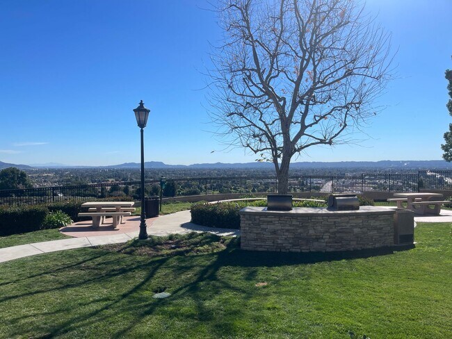 Building Photo - Luxurious Townhome in Gated Private Community
