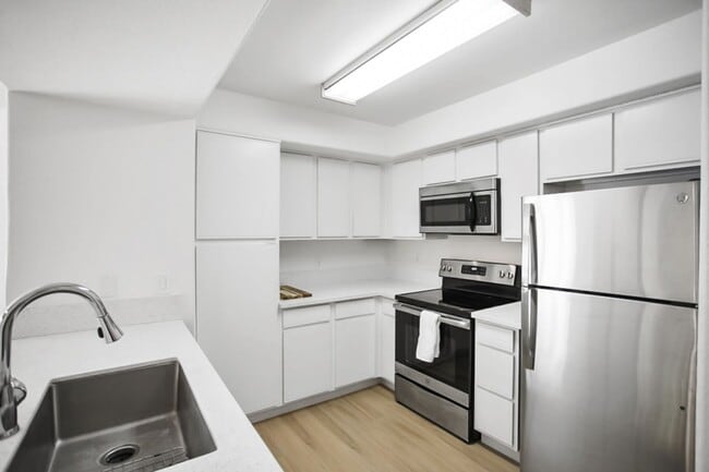 Building Photo - 3 Bedroom, 2 Full Bath Condo In Great Location