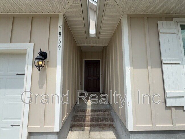 Building Photo - 5869 Danbury Blvd