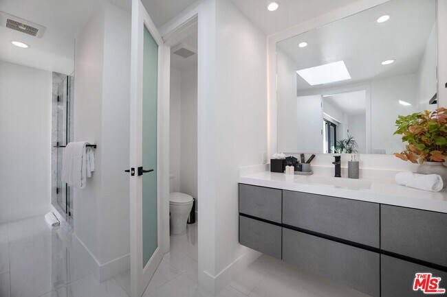 Building Photo - 30020 Morning View Dr