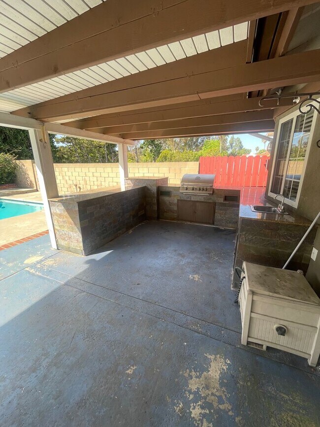 Building Photo - Beautiful 3 Bedroom, 2 Bathroom House w/ a Pool For Rent in Mission Viejo!