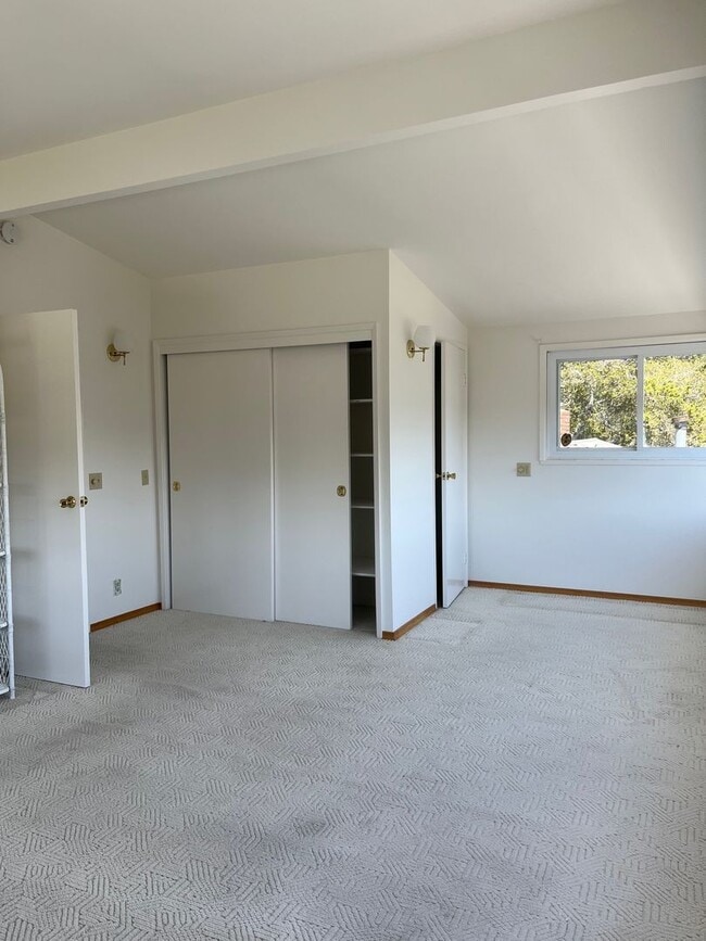 Building Photo - Great Four Bedroom, Three Bathroom House in Monterey