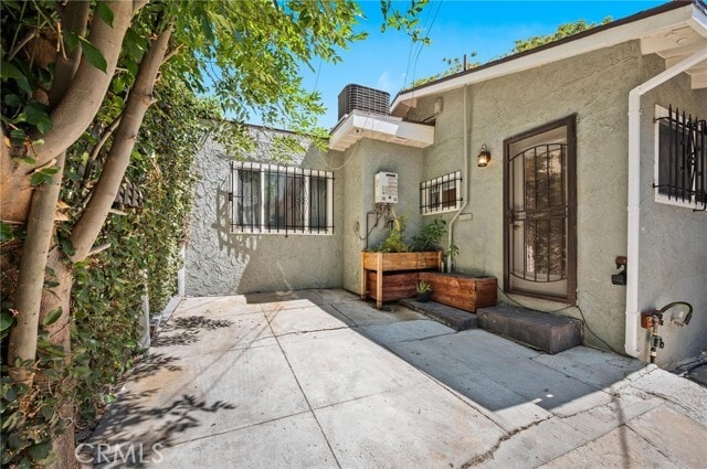 Building Photo - 865 N El Centro Ave