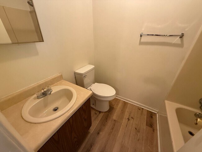 Building Photo - Adorable 1 Bedroom 1 Bathroom Apartment