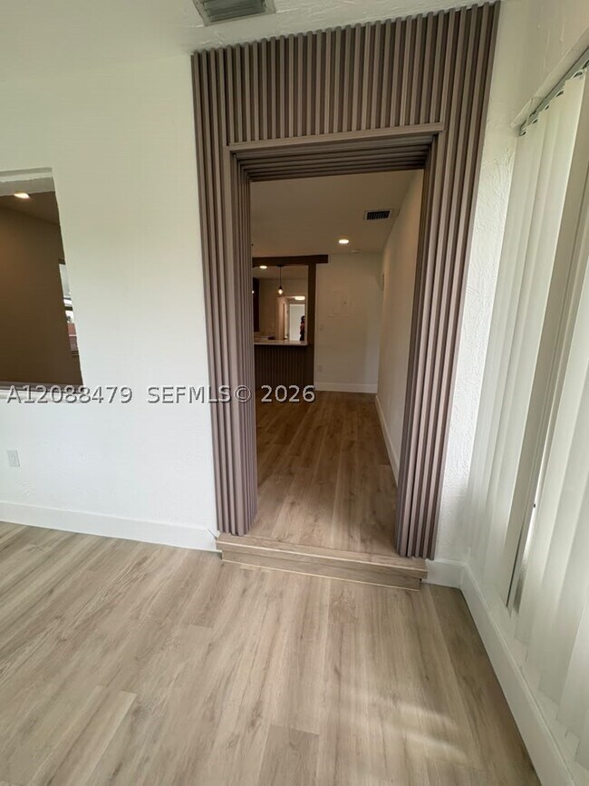 Building Photo - 825 S 28th Ave
