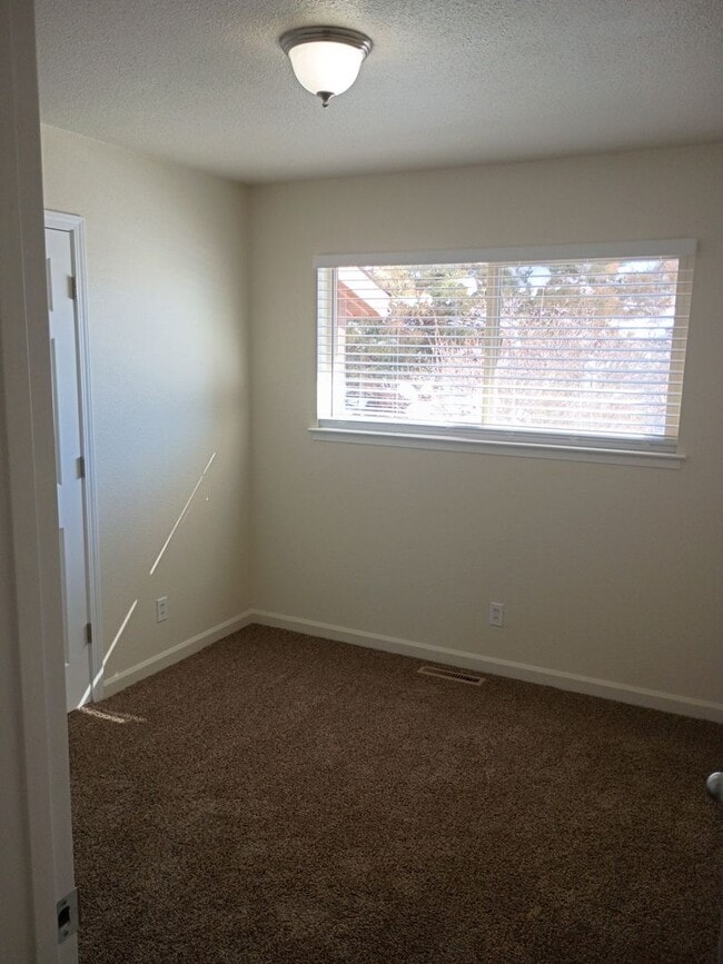 Building Photo - 3225 Lucerne Way