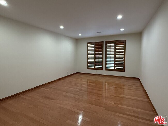 Building Photo - 450 N Oakhurst Dr