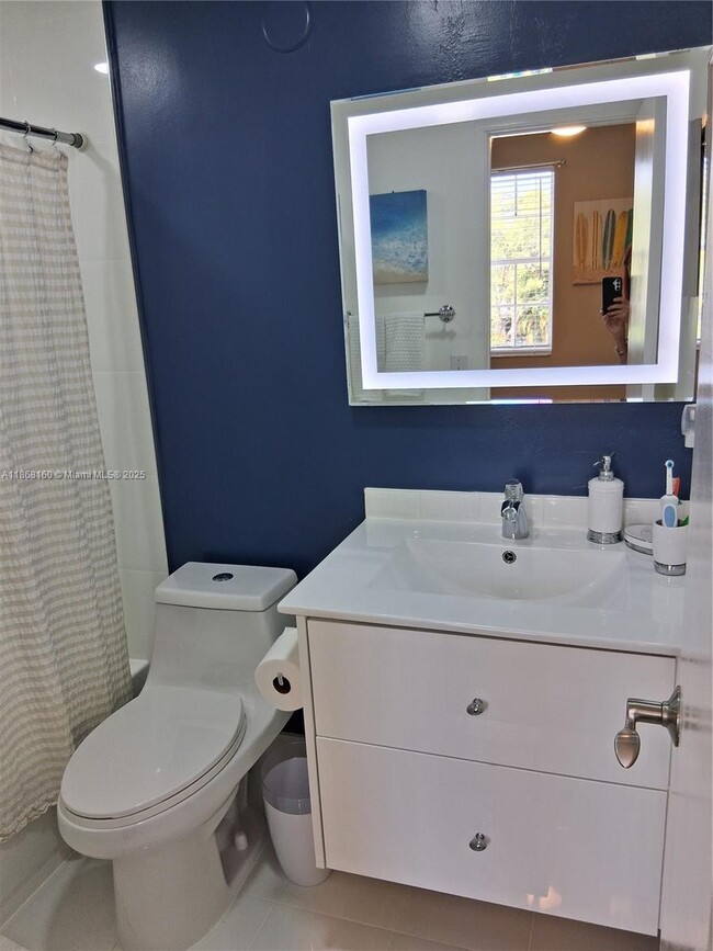 Building Photo - 7827 Sanibel Dr