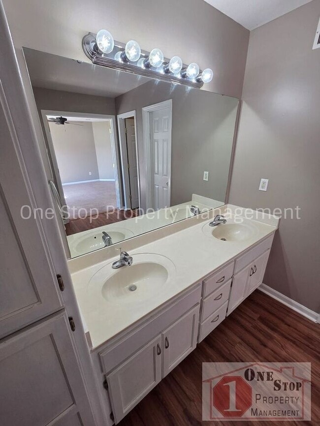 Building Photo - Spacious 3 bedroom/ 2.5 bath with a finished basement!!