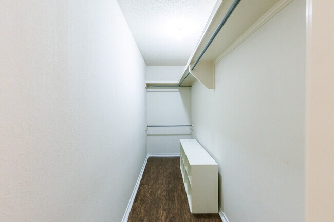 Building Photo - Welcome to this Spacious 2-Bedroom Home!