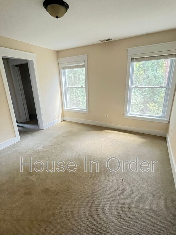 Building Photo - 129 Aurora Dr