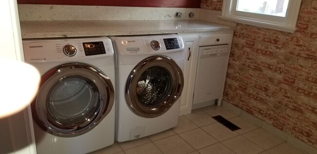 Building Photo - 320 S School St